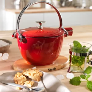 Staub Teekanne Und Wasserkessel Aus Gusseisen In Grenadine 9